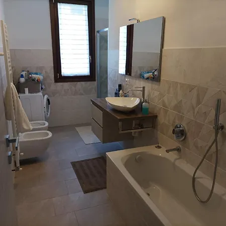 Stanza Con Due Letti Singoli E Bagno In Comune *
