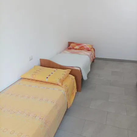 Stanza Con Due Letti Singoli E Bagno In Comune